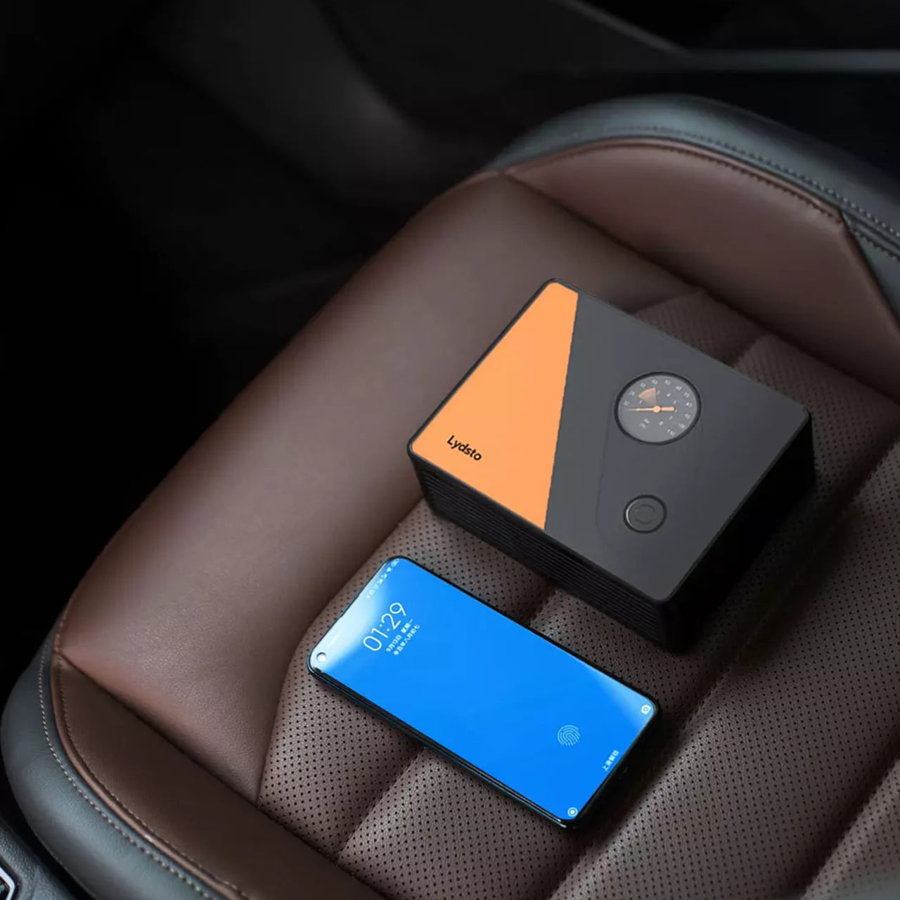 Компактный компрессор Lydsto Portable Car Tyre Inflator поместится даже в бардачке автомобиля